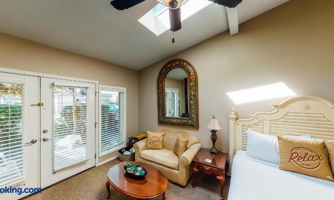 Downtown Cannon Beach House | Sandals Inn | Spa Suite & Oceanside Cabana