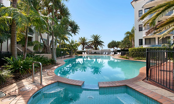 Labrador Hotel | Sandcastles on the Broadwater