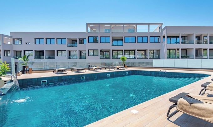 Agios Tychon Apartment | Sanders River Plaza - Super 2-Bdr Apt with Balcony