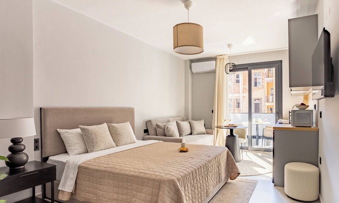 Thessaloniki City Centre Apartment | Sanders Tower Centre - Chic Studio w Balcony