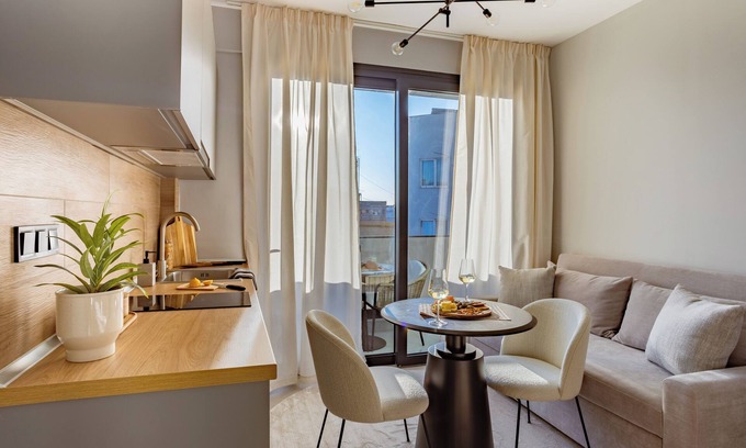 Thessaloniki City Centre Apartment | Sanders Tower Centre - Cheerful Studio w Balcony