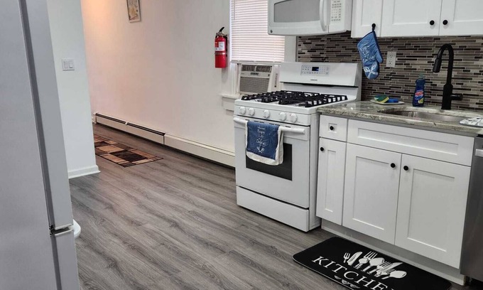 Keansburg Cottage | Sandpiper Place: walk to Beach, Pier, Waterpark, 30min to NY City