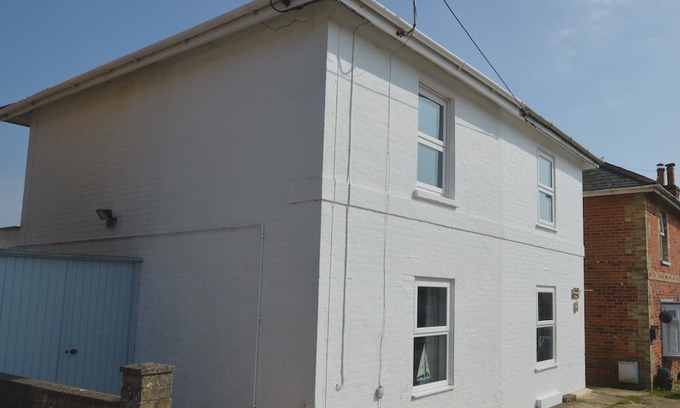 Ryde Cottage | Sands Cottage - a cottage that sleeps 4 guests in 2 bedrooms