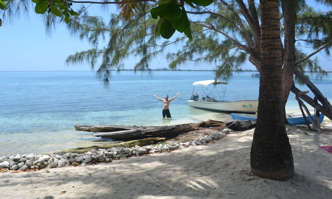 Isla de Utila House | Sandy Bay Beachfront House in Diver's Paradise, Views, Deck.