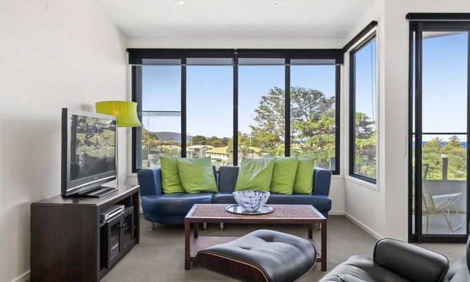 Lorne House | Sandy Beach Apt 4 - Location and WiFi are everything!