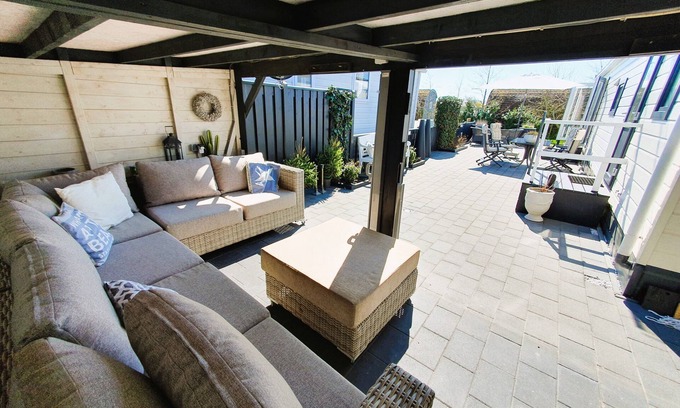 Petten Ski Chalet | Sandy Feet Retreat, comfortable chalet on 5* campsite 1km from Petten beach