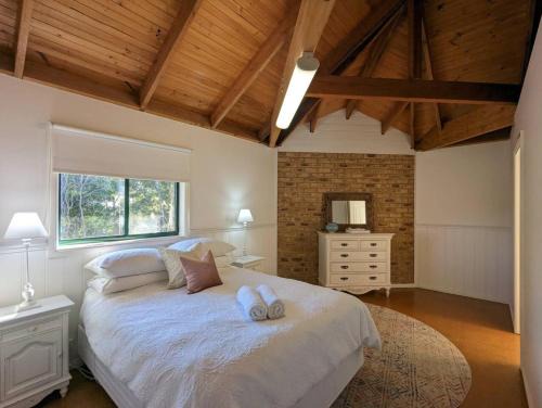Healesville House | Sandys Pottery Cottage- pet friendly, wineries,