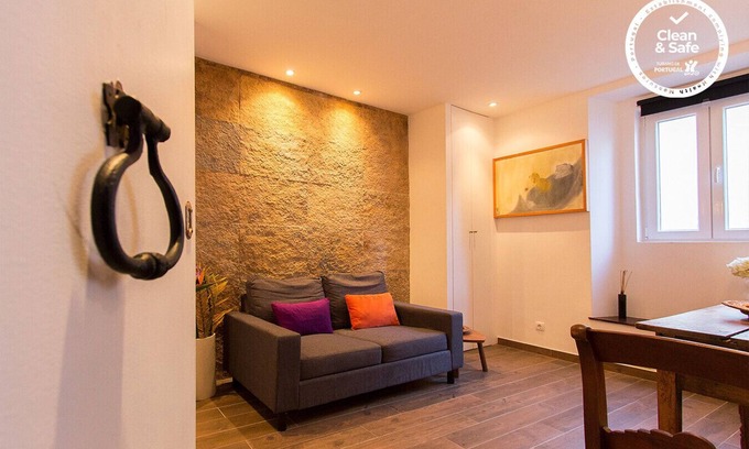 Sao Jose Apartment | SANTA MARTA VINTAGE DESIGN I by HOMING