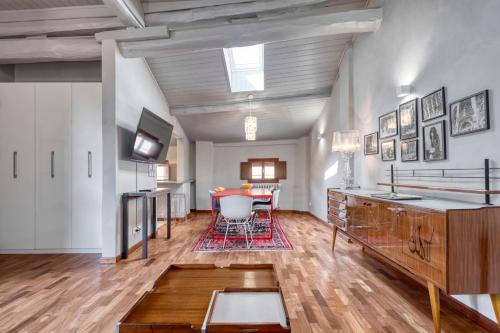Historic Center Apartment | Santo Stefano Loft con Terrazzo
