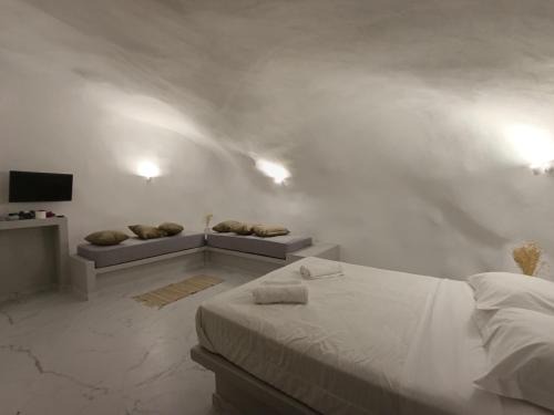 Perissa Apartment | Santorini White Lotus