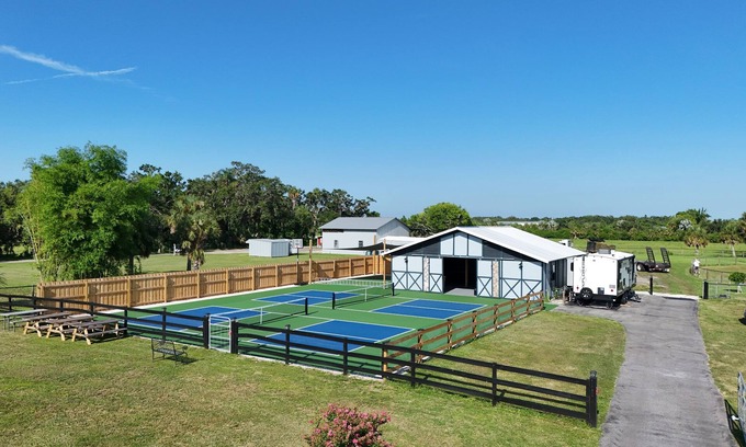 Trailer Estates House | Sarasota 3BR Ranch w/Professional Pickleball Courts, Recreation & Country Charm