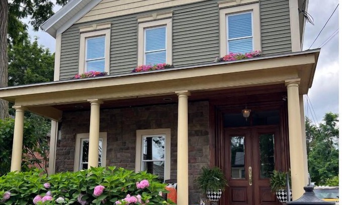 Saratoga Springs House | Saratoga Trackside Home & Walkable to Downtown