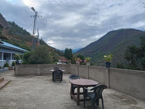 Dirang House | Sarung Homestay
