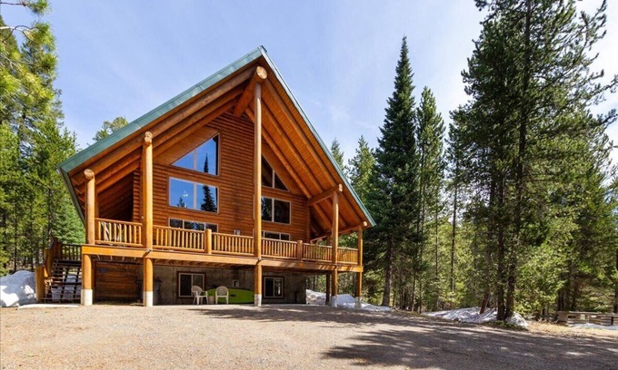 Island Park House | Sasquatch Summit,5B/-4Ba,Sleeps 12,BBQ,Firepit,WIFI,30m 2 YNP-Secluded