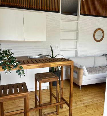 Pori Ski Chalet | Sauna, tupa ja poreallas joen varrella