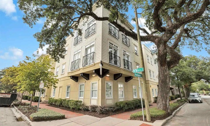 Old West Broad Neighborhood Apartment | Savannah Residences|Private Parking|3BR/2BA
