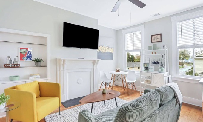 Midtown Apartment | Savannah Retro Loft - Thomas Square