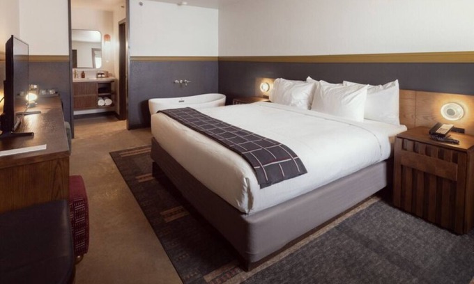 Branson Hotel | Savor Wine by the Creek in a Charming Stay Near Lake and Scenic Views