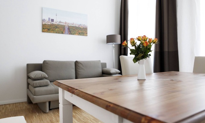Charlottenburg Apartment | SC 5/6 boxspring beds + 6 bedrooms, 3 bathrooms, 2 kitchens, 180sqm + elevator