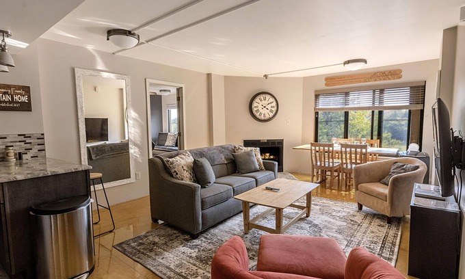 Snowshoe Condo | SC 5406: King Bed Modern Retreat | Comfort, Fireplace & Easy Ski Access