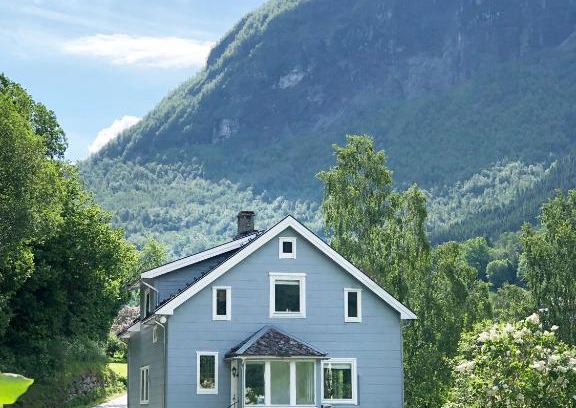 Dalsbygda Apartment | Scandinavian Apartment in Fjords