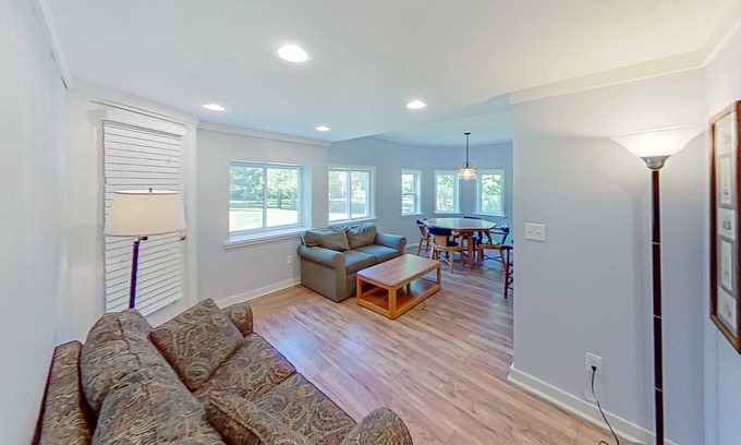 Frankfort Cottage | Scenic and updated stay near the lake with a firepit, & basketball court access