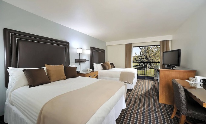 Redmond Hotel | Scenic Canyon Rim Stay with Pool | 3 Units | Redmond Retreat