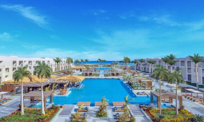 Soma Bay Hotel | Scenic Coastal Suite w/Balcony + Easy Beach Access l 3 Family & Pool-view Rooms