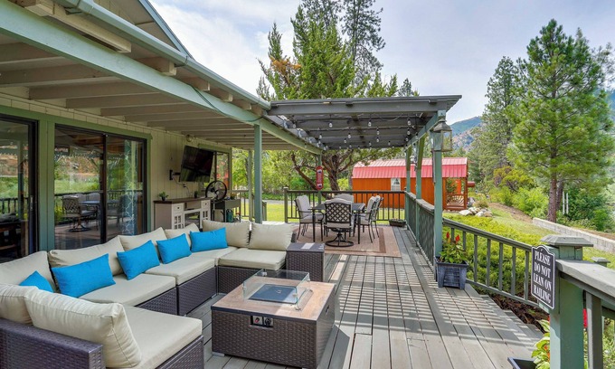 Junction City House | Scenic Riverfront Escape w/Sauna in Junction City