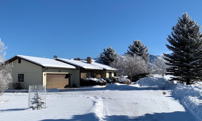 Bozeman House | Scenic Spacious Country Home near Bozeman, Big Sky, Yellowstone Park!