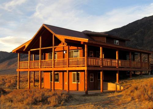 Cameron House | Scenic Vacation Cabin with 360° Mountain Views near Yellowstone National Park in Madison River Valley, Montana