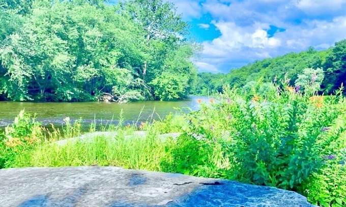 Montague House | ★Scenic Views & River Access, Cozy River Home ★