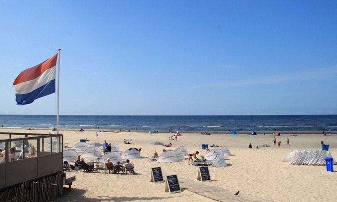 Schoorldam Boat Rental | SCHOORL: modern houseboat in an idyllic location close to the beach!