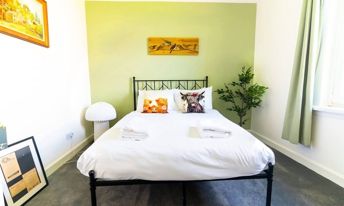 Dundee Apartment | Scottish themed den with free parking close to bus routes and city centre