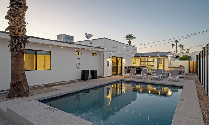 South Scottsdale House | Scottsdale Sunstone Villa, Modern 6BR w/Private Pool & Spa, Walk to Old Town