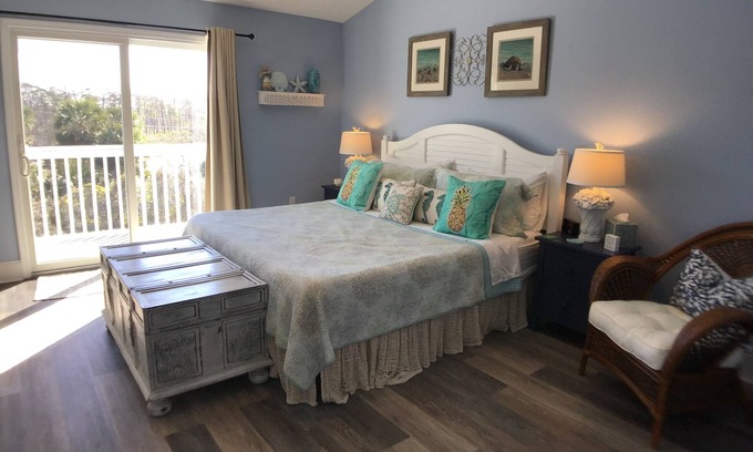 Port St. Joe House | Screened porch, well stocked, short ez walk to sand!Beach chairs & cart included