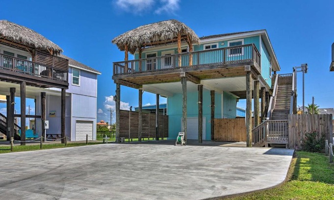 Crystal Beach House | Sea Breeze Crystal Beach Home - Walk to Beach!
