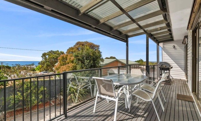 Portarlington House | Sea Breeze filled Home by Portarlington Pier