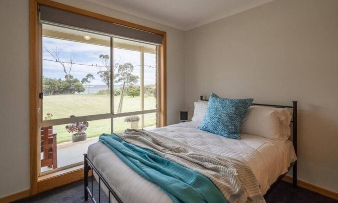 St Helens House | Sea Eagle Retreat - Waterfront Property Only Minutes to Bay Of Fires & St Helens