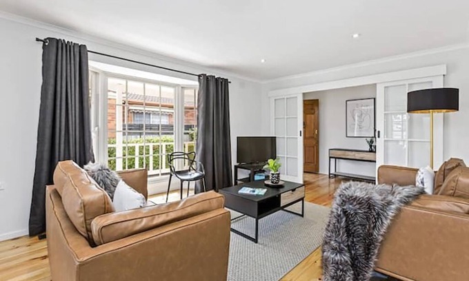 Mount Eliza House | Sea Escape Mt Eliza, situated right in town