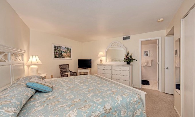Whitney Beach Apartment | Sea Grape Inn 3 - BEACHFRONT Property