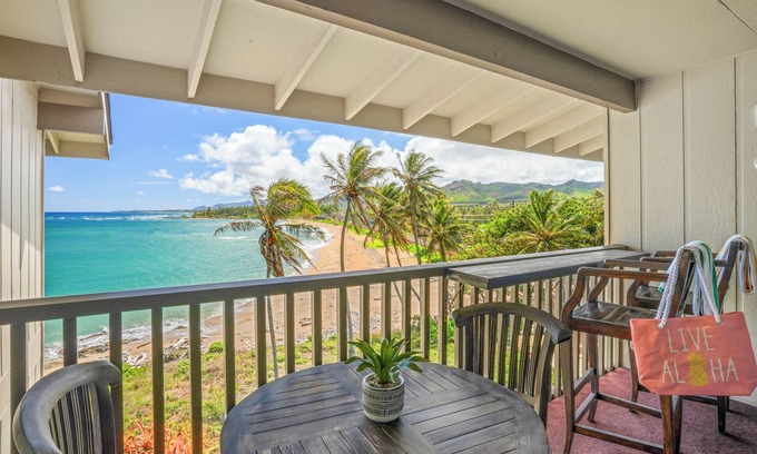 Wailua House Lots Condo | "Sea Haven: Oceanfront Getaway with Breathtaking Views at Wailua Bay View 305!"
