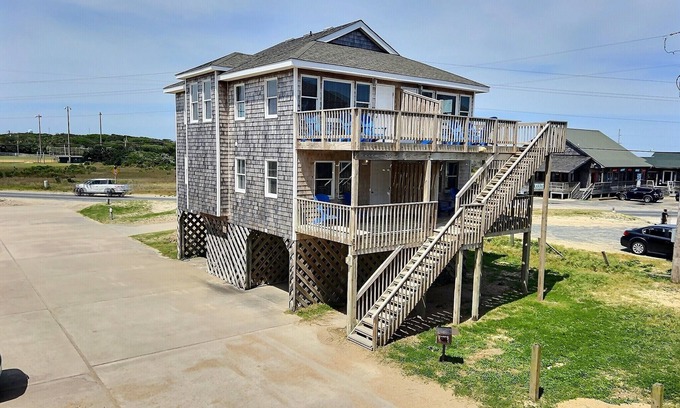 Hatteras Island Cottage | Sea Horse- Oceanside- Only a short Walk to Beach- Community Pool & Spa