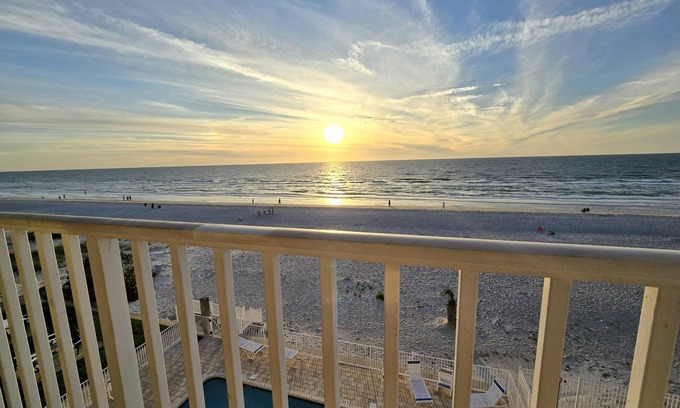 Indian Rocks Beach Condo | Sea Isles Penthouse/Small intimate Building/Private elevator/Cleanliness/Free wifi-Beach Equipment & Parking
