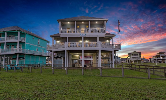 Crystal Beach House | Sea It All | Beachfront | 2 King Primary's