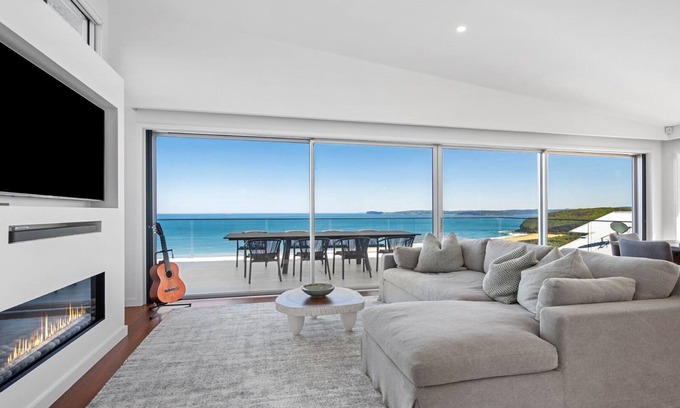 Killcare Heights House | 'Sea Mist' by Accom Holidays
