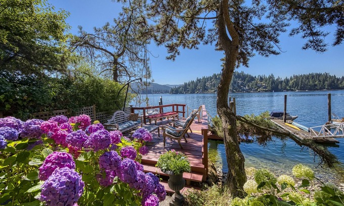 District of North Vancouver House | Sea 'n Sand - Deep Cove Waterfront- Kayaks! 5 day weekly rentals .