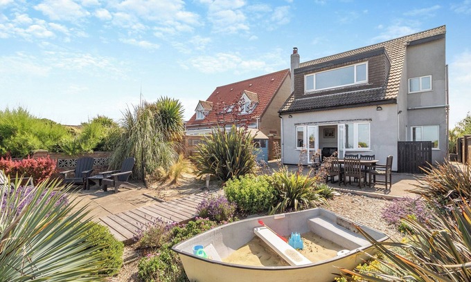 Winterton-on-Sea Cottage | Sea Star is perfect for larger family gatherings.