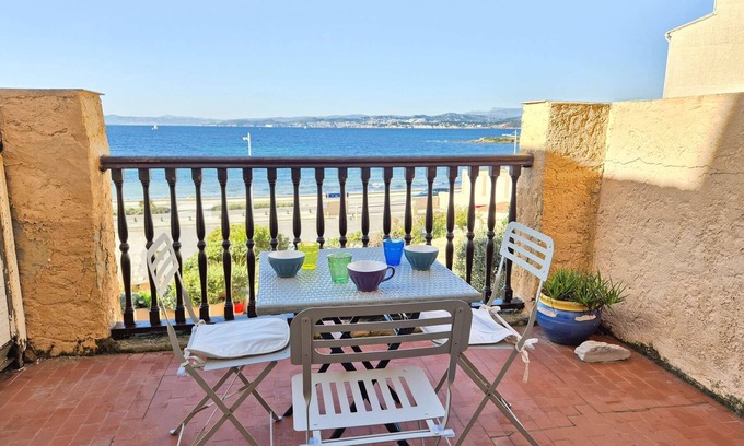Le Brusc Apartment | Sea view, 10 minuts of the beach