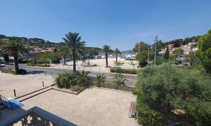 Saint-Mandrier-sur-Mer Apartment | Sea view, 3 bedrooms, internet, air conditioning and private parking